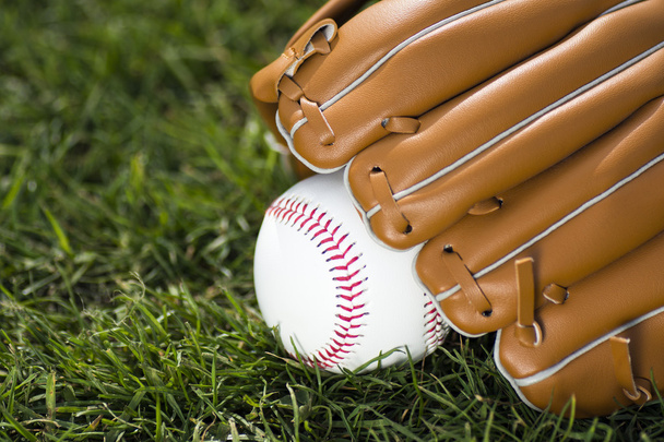 baseball glove and ball - Foto, afbeelding