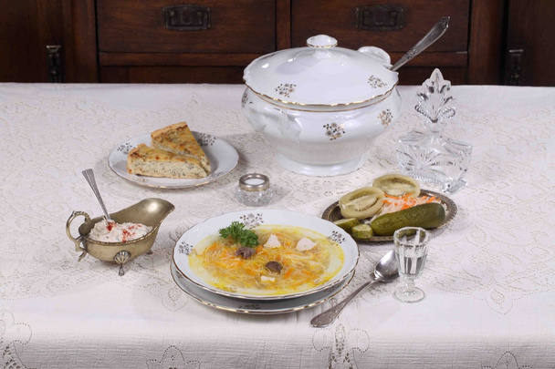 çorba, tavuk ve erişte, atıştırmalıklar ve bir bardak votka - Fotoğraf, Görsel