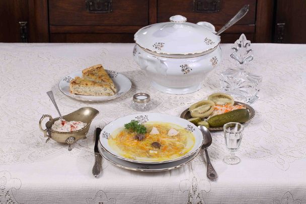soupe au poulet et vermicelles, collations et un verre de vodka
 - Photo, image