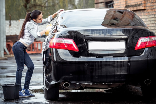 chica lava el coche
 - Foto, Imagen