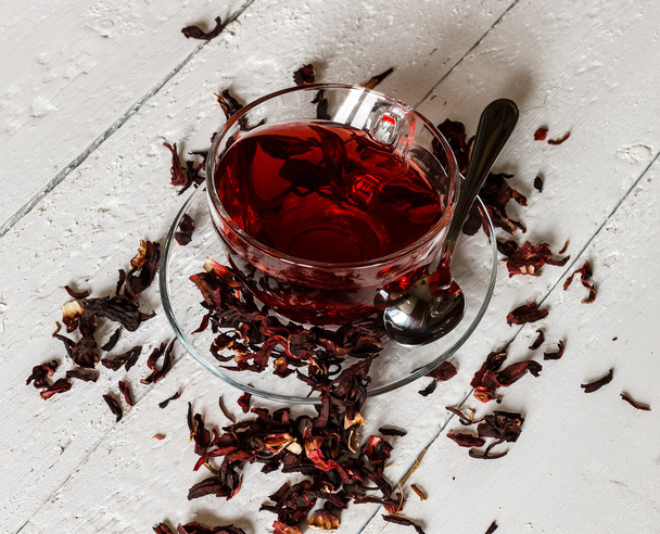 Karkadeh czerwona herbatę z suchych kwiatów - Zdjęcie, obraz