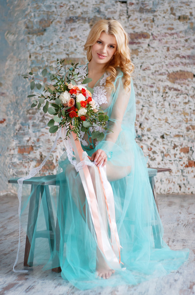 Encantadora joven rubia sosteniendo flores frescas
 - Foto, Imagen