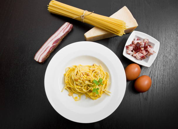 dish with carbonara's spaghetti and ingredients - Foto, Imagem