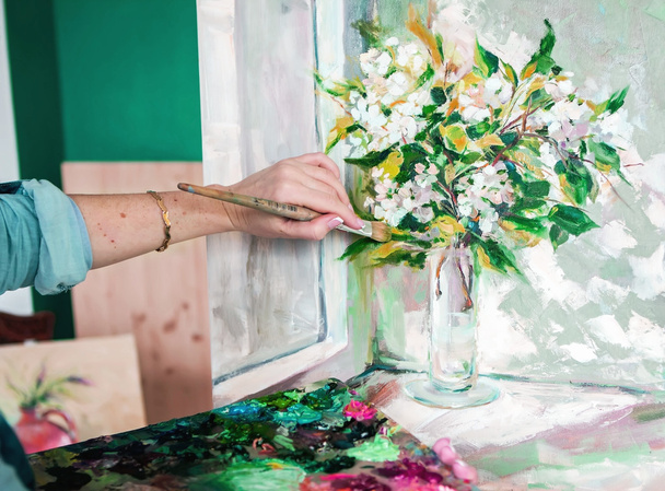 Spazzola e colori ad olio su una tavolozza, dipingere un quadro dell'artista
 - Foto, immagini