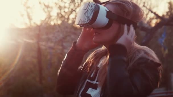 Mladá žena pomocí virtuální realita Vr sluchátka - Záběry, video