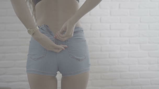 seksikäs nainen laittaa hänen shortsit
 - Materiaali, video