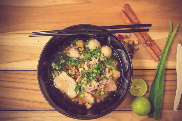 tigela de macarrão com legumes na mesa de madeira. macarrão delicioso
 - Foto, Imagem