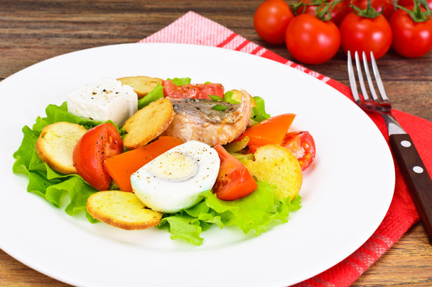 Lazac, saláta, paradicsom és paprika, tojás - Fotó, kép