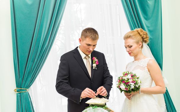 Csúszik a ring ujját a menyasszony esküvő vőlegény - Fotó, kép