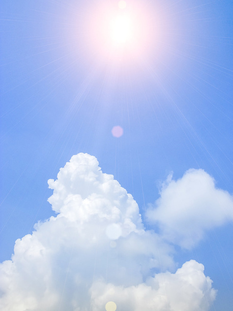 Яскравий сонячний день в Синє небо та білі хмари. - Фото, зображення