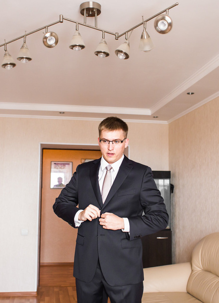 Άνθρωπος των επιχειρήσεων ή γαμπρός φορούν κοστούμι για την ημέρα του γάμου και την προετοιμασία. - Φωτογραφία, εικόνα