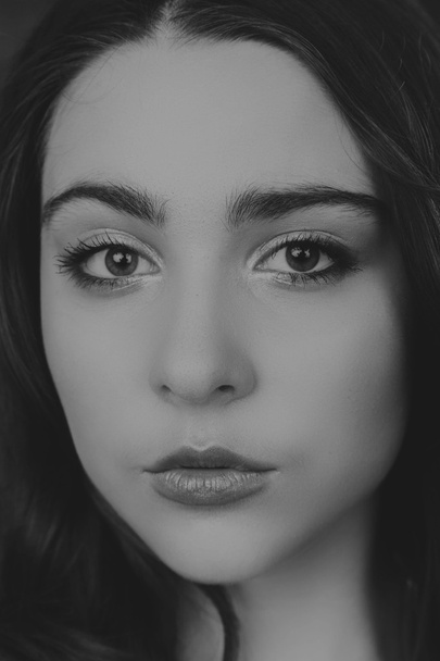 Retrato de uma menina linda. Fotografia em preto e branco
 - Foto, Imagem