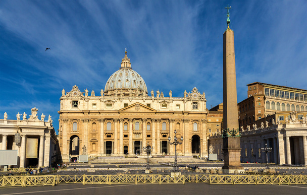 La Basílica Papal de San Pedro en el Vaticano
 - Foto, imagen