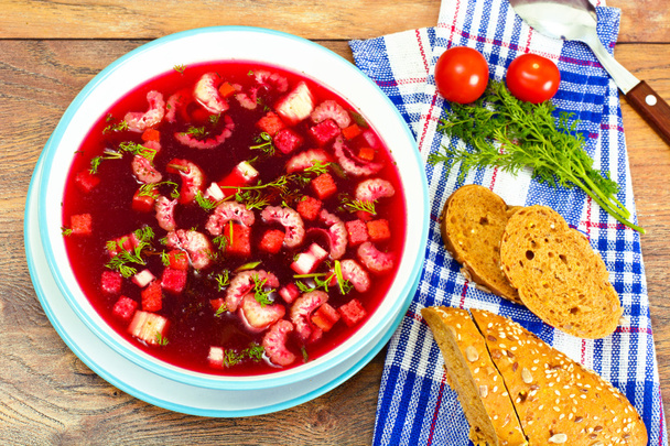 Alimentazione sana: Zuppa con barbabietole, pomodoro e verdure
 - Foto, immagini