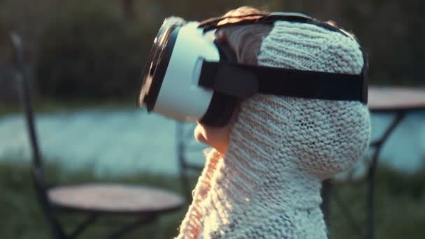 Uma menina bonita usa um capacete de realidade virtual
 - Filmagem, Vídeo