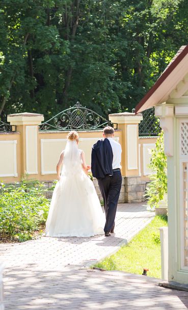 Braut und Bräutigam am Hochzeitstag - Foto, Bild