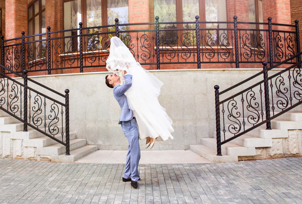 mooie Kaukasische paar net getrouwd en hun eerste dans dansen - Foto, afbeelding