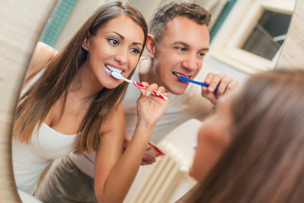 Dişlerini fırçalayan çift.  - Fotoğraf, Görsel