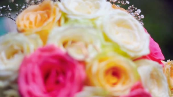 Φωτεινό νυφική ανθοδέσμη με τριαντάφυλλα με Βέρες - Πλάνα, βίντεο