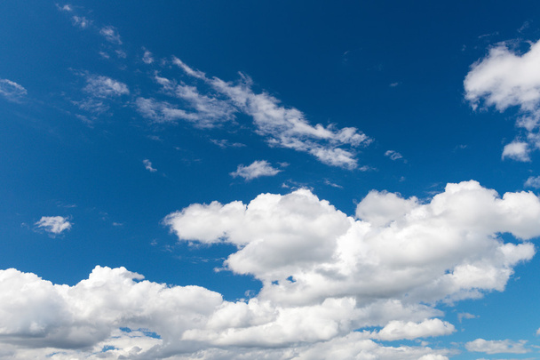 Σύννεφα στον γαλάζιο ουρανό - Φωτογραφία, εικόνα