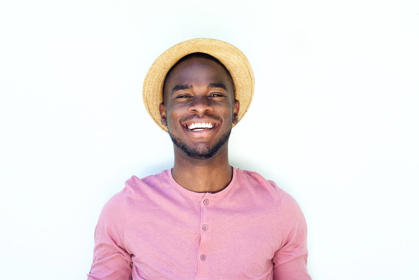 Усміхнений молодий чорний хлопець з капелюхом
  - Фото, зображення