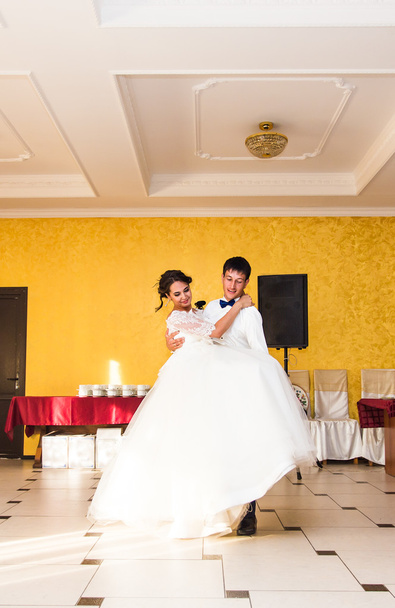 bruiloft dans van bruid en bruidegom - Foto, afbeelding