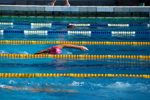 Lány úszók a medencében - Fotó, kép