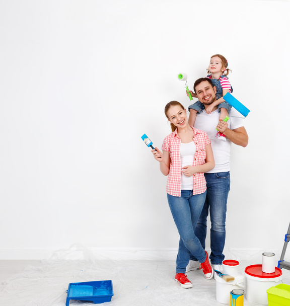 ευτυχισμένη οικογένεια μητέρα, πατέρας και παιδί κόρη κάνουν επισκευές  - Φωτογραφία, εικόνα