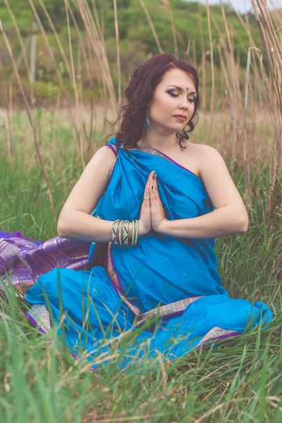 Pregnant indian girl is wearing blue fashion sari - Foto, Imagem
