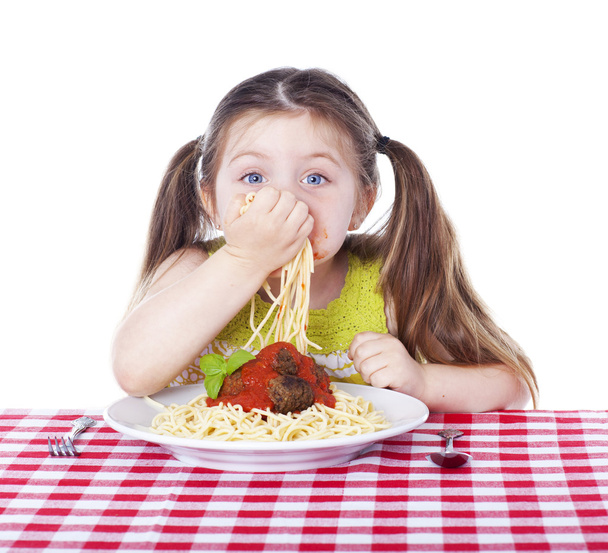 Hermosa chica comiendo pasta y albóndigas con las manos
 - Foto, imagen