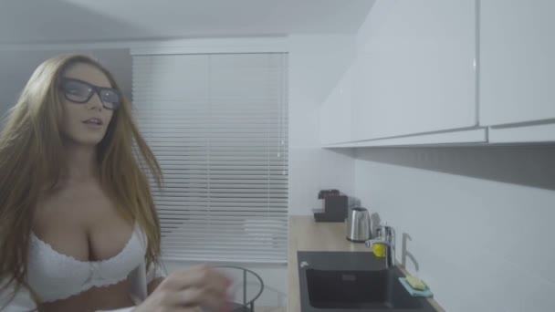 sexy Frau in der Wohnung - Filmmaterial, Video