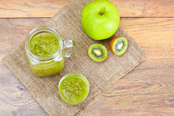Kiwi and Apple Fresh Juice - Фото, зображення