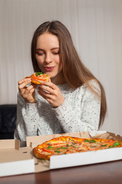 Woman with pizza - Foto, afbeelding