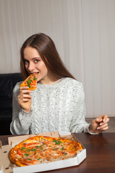 Frau mit Pizza - Foto, Bild
