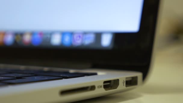 Макрознімок того, як usb кабель з'єднується з ігровою рукою, підключає кабель до ноутбука
. - Кадри, відео