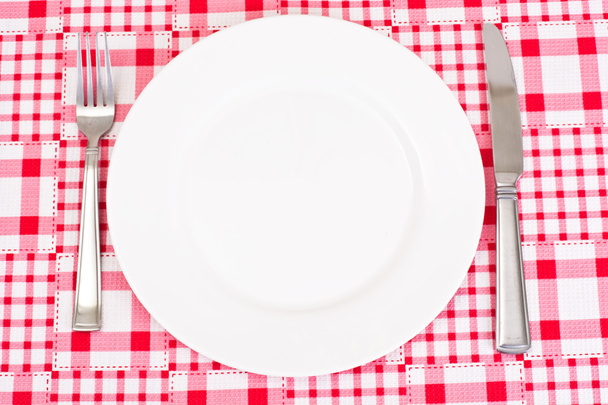 Placa branca em uma toalha de mesa xadrez com lugar para o seu texto
 - Foto, Imagem