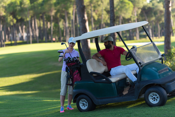 couple in buggy on golf course - Foto, immagini