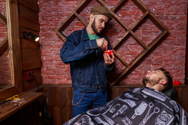 Haircut men Barbershop. Men's Hairdressers; barbers. - Foto, Bild