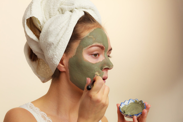 mujer aplicando máscara  - Foto, imagen