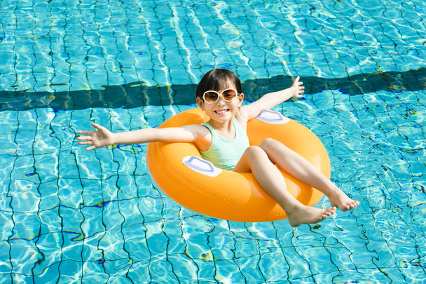 niña feliz divirtiéndose en la piscina
 - Foto, Imagen
