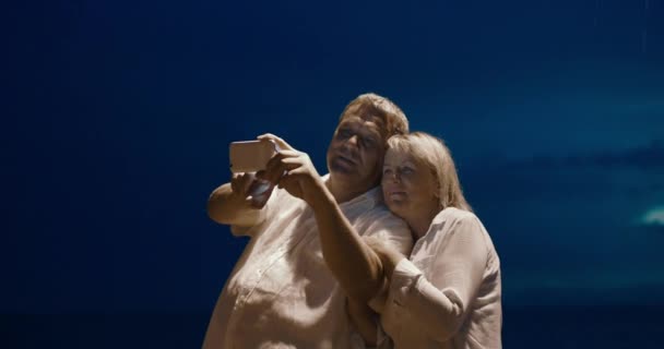 Pareja tomando selfie Smartphone en la noche
 - Imágenes, Vídeo