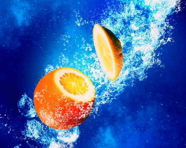 Juicy orange in water - Фото, изображение