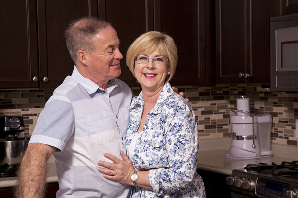 nyugdíjas pár a konyhában - Fotó, kép