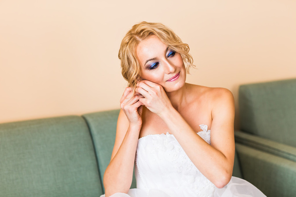 schöne stilvolle Braut immer bereit im Zimmer - Foto, Bild