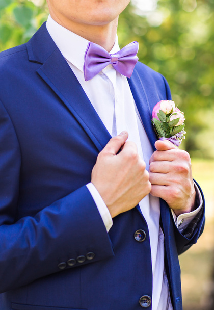 Сексуальна людина в смокінгу і краватка позує
 - Фото, зображення