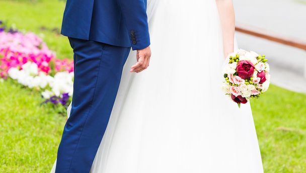 bouquet de casamento agradável na mão noivas - Foto, Imagem