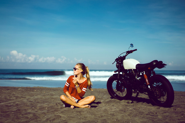 女の子とヴィンテージカスタムオートバイ - 写真・画像