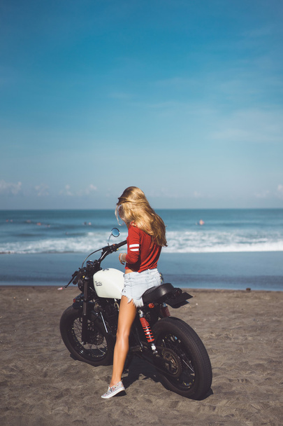  жінка сидить на старовинному митному мотоциклі
 - Фото, зображення