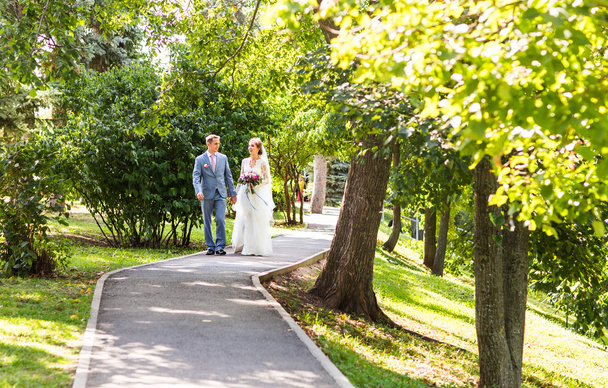 Bride and groom on their wedding day outdoors - Foto, imagen
