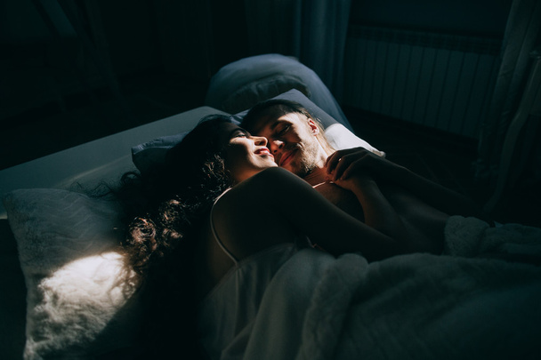 happy bride and groom in bed - Foto, immagini
